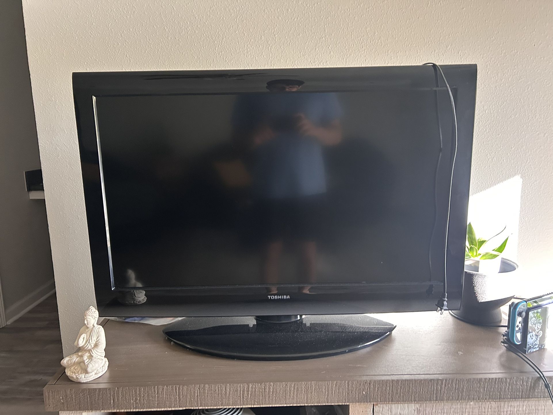 Toshiba TV (40”)
