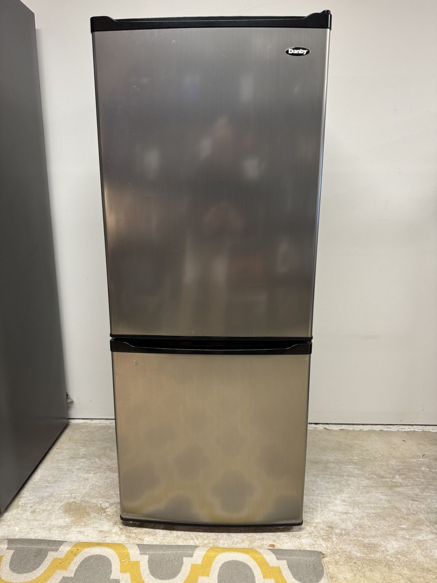Danby 9.2 cu ft Fridge, Freezer, Refrigerator – Excellent Condition – $250 (Columbia City)