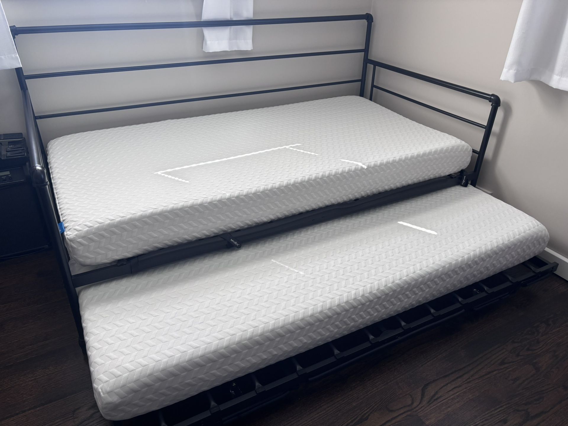 Daybed with pop up trundle