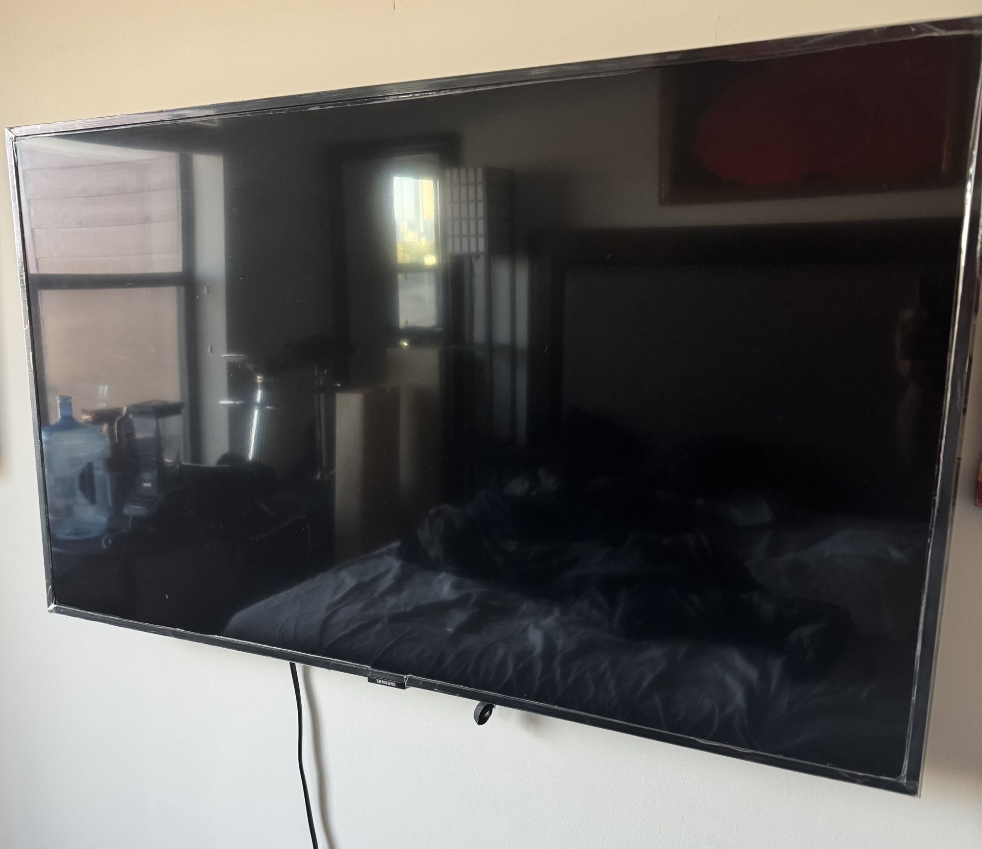 Samsung 43-Inch QLED4K UHD Smart TV + Wall Mount.
