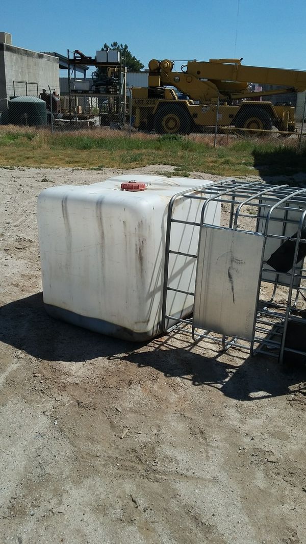 PLASTIC WATER STORAGE TANK WITH METAL CAGE for Sale in Bakersfield, CA
