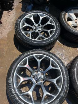 2020 Chrysler 300 20 in wheel and tire