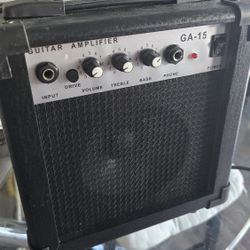 Small 15W Guitar Practice Amp (GA-15) / Amplificador de Guitarra