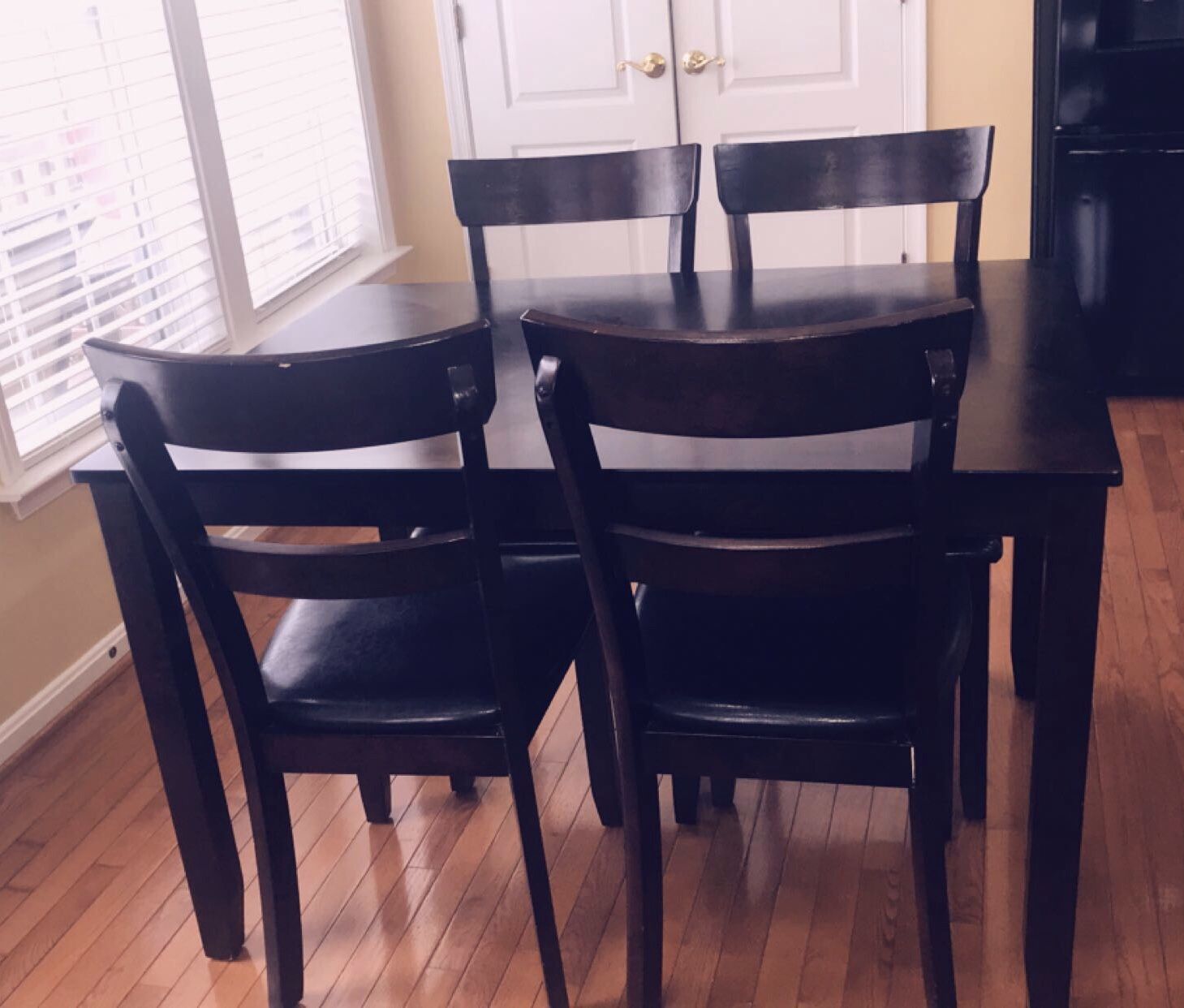 Dining Table & 4 chairs (complete set)