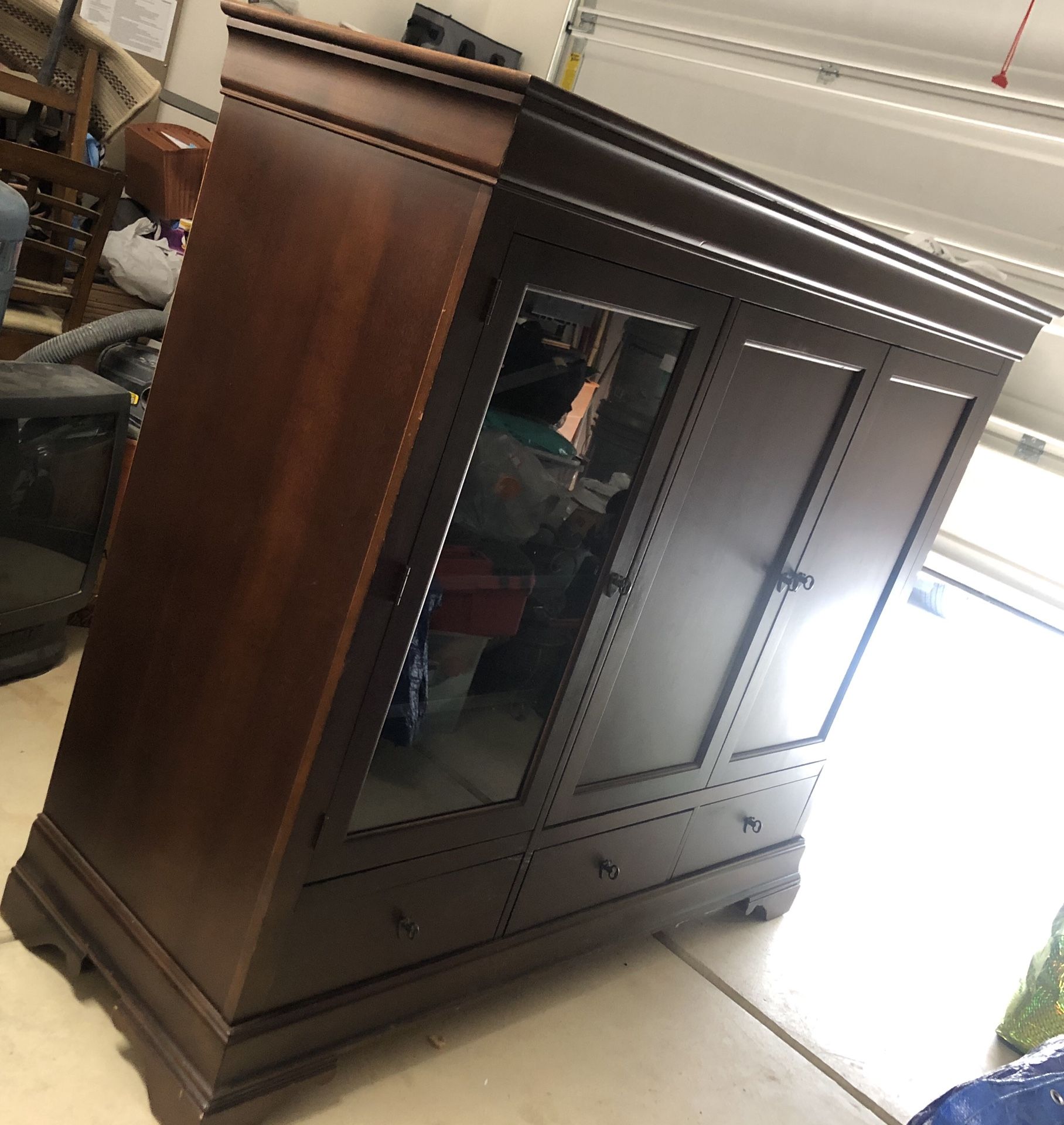 Broyhill illuminated cabinet 422e. $80 obo