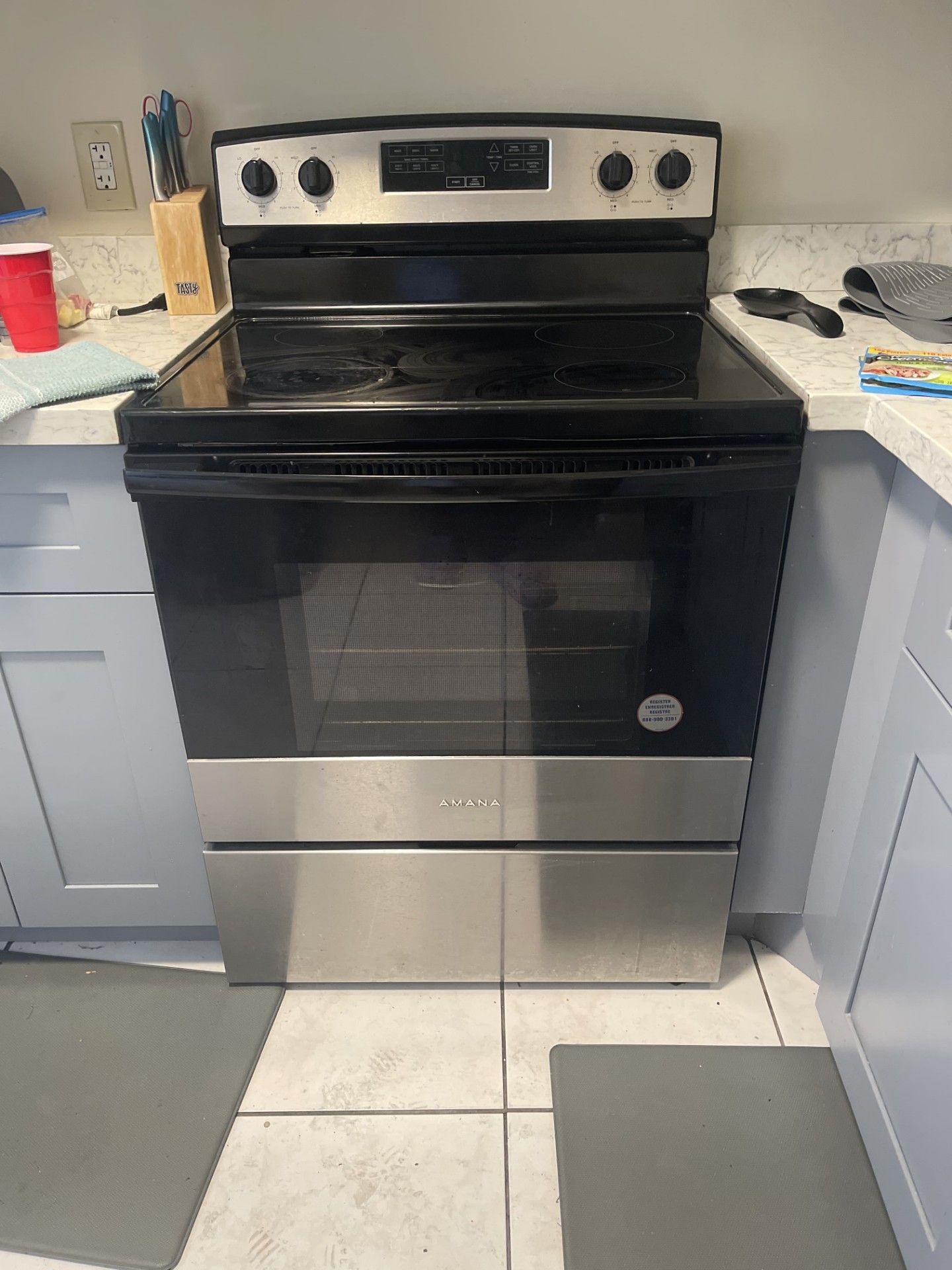 Amana glass top Stove for sale OVEN NOT WORKING!!