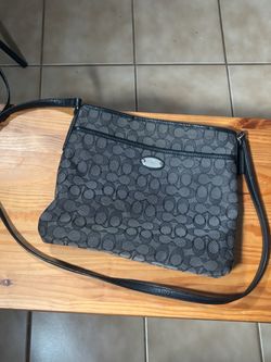 Coach Signature Crossbody 💼