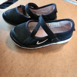 Girls Nike Black &white Slip-on Shoes Sz 9c