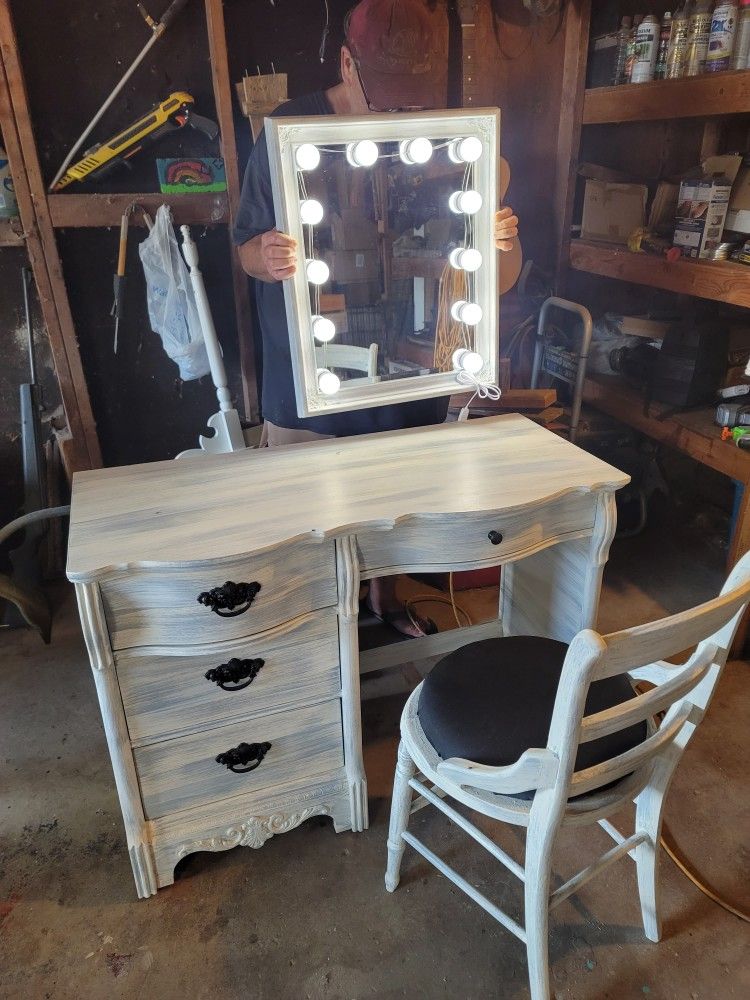 Beautiful Vanity With Lighted Mirror