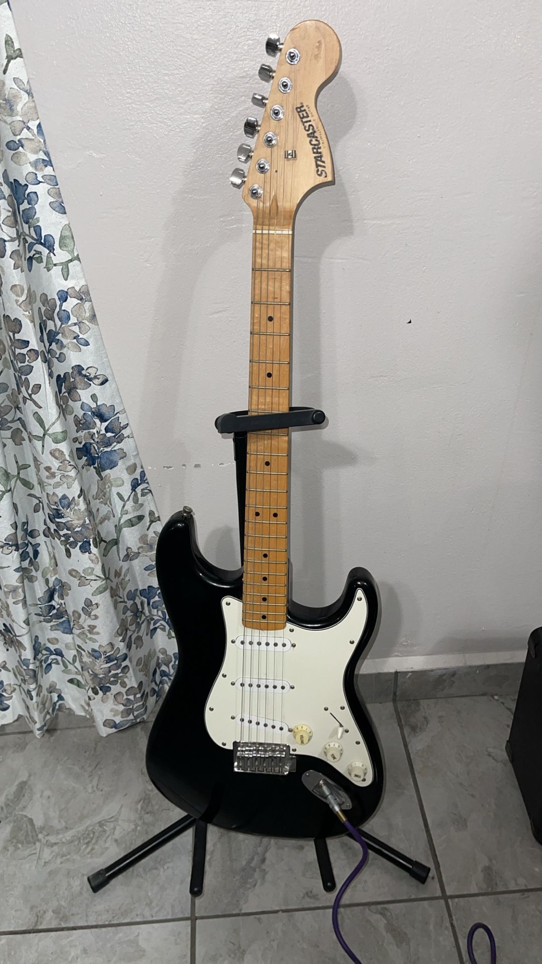 Starcaster guitar+ AMP, stand and cord