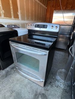 Good GE stove in excellent condition; everything works very well.