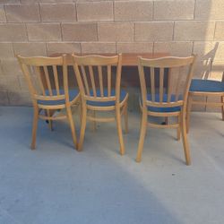 Table With Four Chair That's Good For The Kids