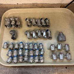 Lot #2 Of Thomas & Betts TITE-BITE 3110-TB Connectors Straight And 90 Degree MC Cable; EMT Conduit Connector Fittings; Electrical MC Cable