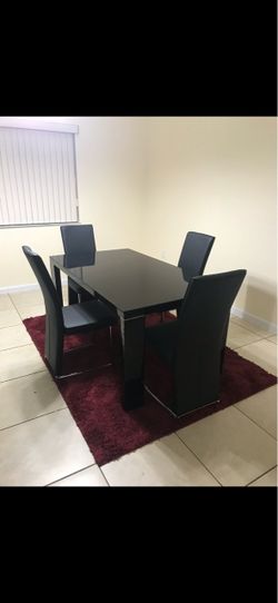 Black dinning room table with chairs