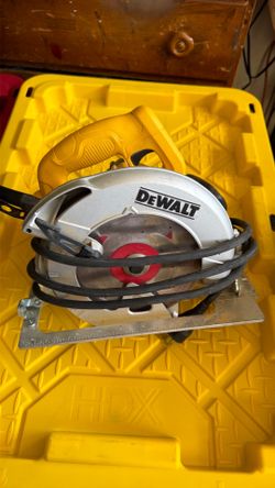 DEWALT 7-1/4” Corded Circular Saw – Excellent Working Condition
