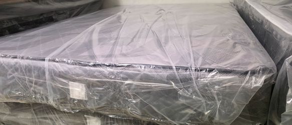 Queen mattress (firm)
