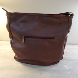 A Beautiful Leather Purse With Lots Of Room  .    Size  . 19"×  13"×  5"