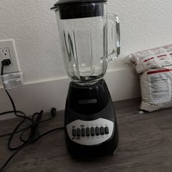Black & Decker 10-Speed Countertop Blender with Glass Jar 