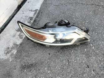 2010-2012 Ford Taurus headlight Xenon Hid with all the accessories OEM.