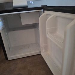 black mini fridge 