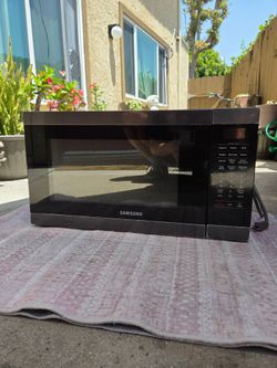 Samsung - 1.9 Cu. Ft. Countertop Microwave with Sensor Cook - Black Stainless Steel
