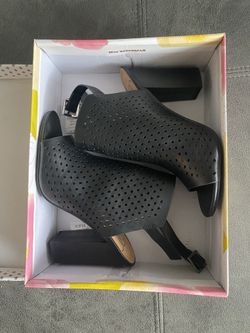Alley Cat Black Heels (MyDeliciousShoes) Size 8 - $30