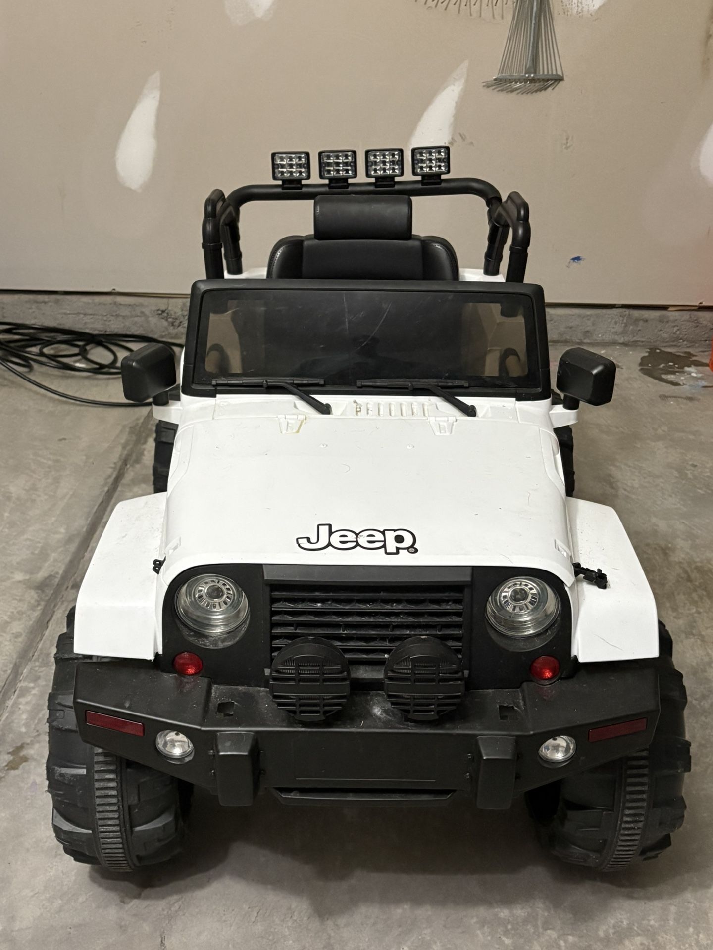 🚙✨ Child’s White Jeep Electric Ride-On Car – Like New! ✨🚙