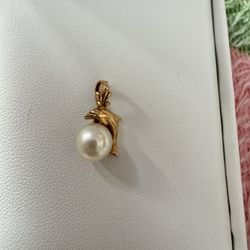 Pearl With Dolphin Pendant