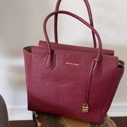 Michael Kors handbag no marks no stains in a very good condition slightly used