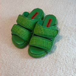 Chic Green Slide Sandals – Trending Color – Women’s 7.5 – Super Comfortable