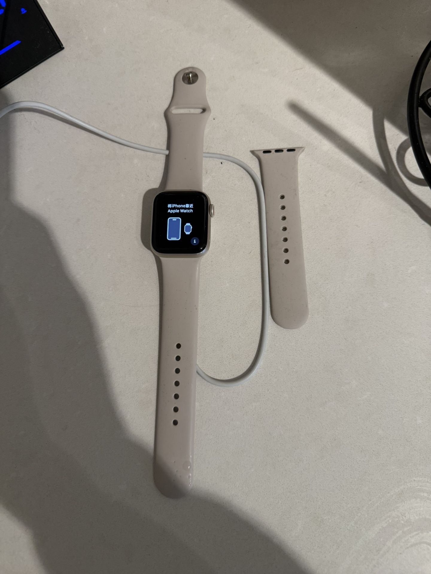 Apple Watch SE – Excellent Condition – Silver – Original Charger & Band Included