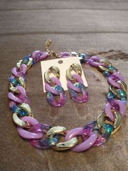 This stylish 3-piece jewelry set