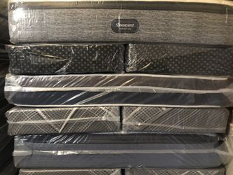 BRAND NEW KING SIZE MATTRESS AND BOXSPRING 