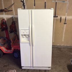 Whirl Pool Full Size Refrigerator 