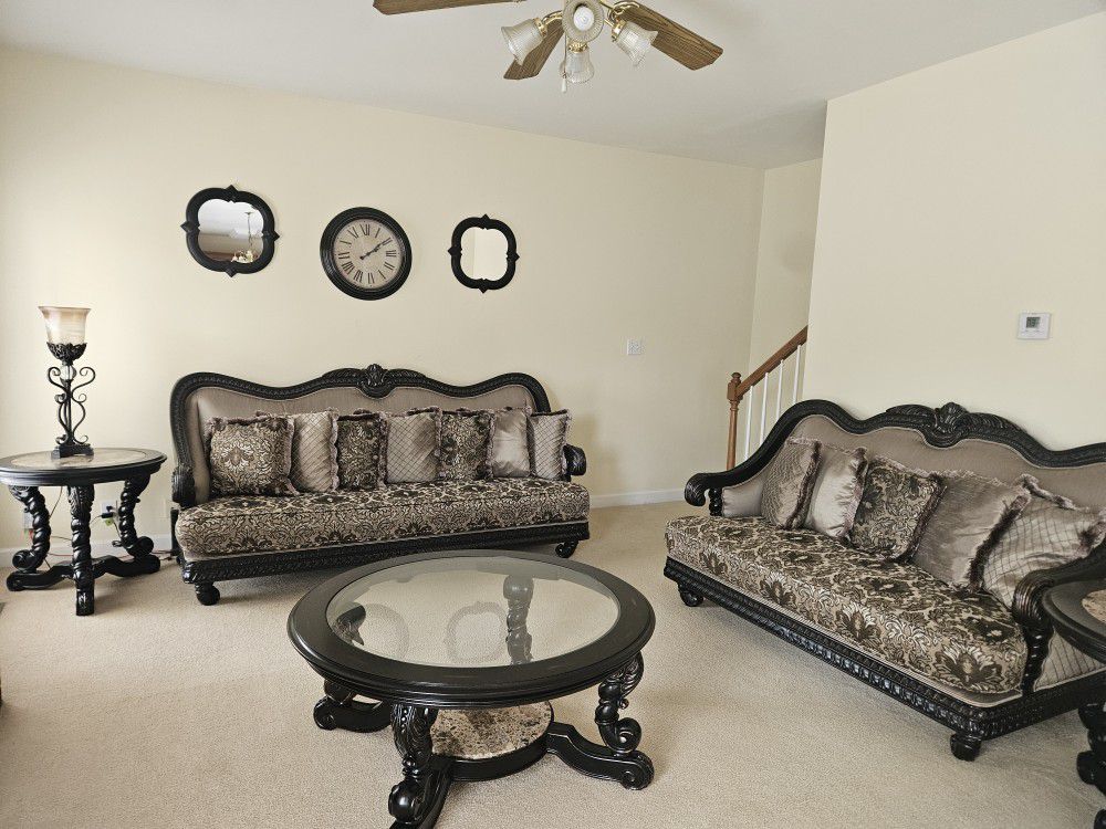 Beautiful!! Full Living Room Set in Great Condition 