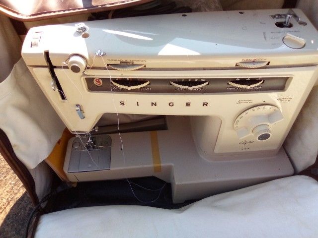 Vintage Sewing Machine+Bag Extras 30.00