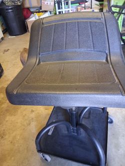 Mechanic swivel chair with tool tray