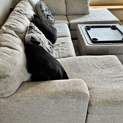 U-SHAPED couch with 4 throw pillows