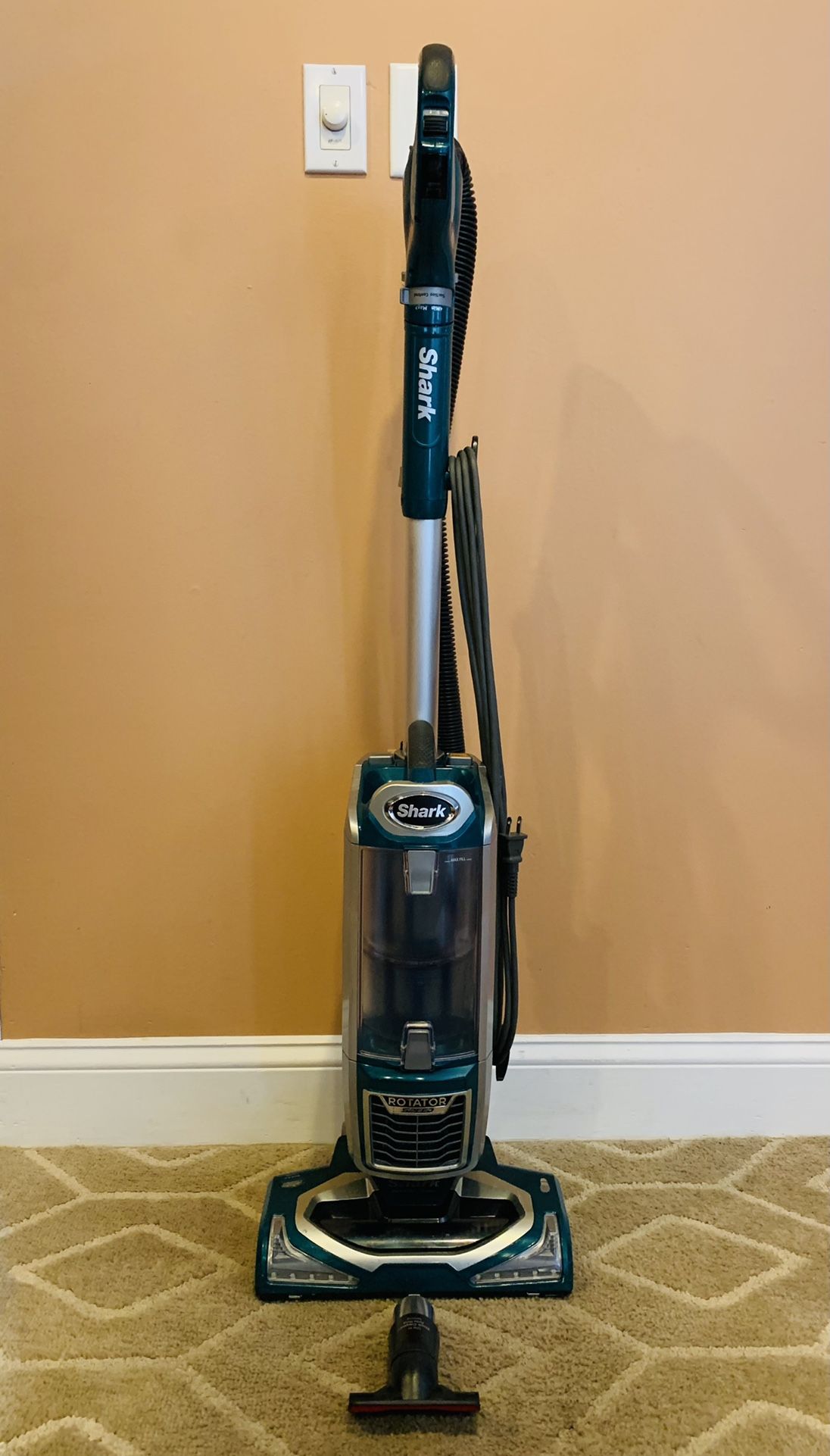 Shark powered lift away speed vacuum cleaner