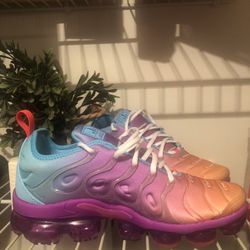 Nike Air Max Ladies 8,  Nike Leggings Size M And Nike Shirt Size S $60 For All