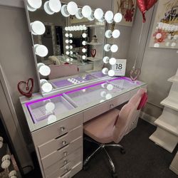 Glamour Vanity 