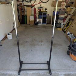 Adjustable single rod garment rack