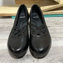 Dansko Criss-Crossed Strap Heeled Black Clogs size 38-7.5-8 