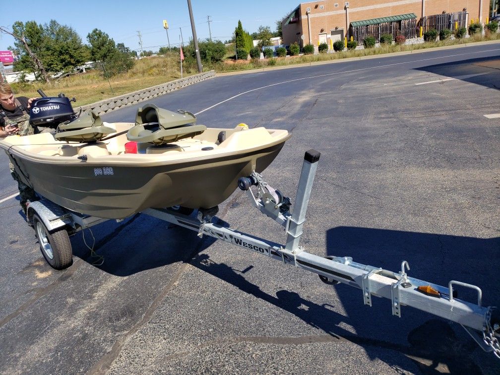 Sundolphin Pro 102 Boat Woth Trailer And Motor