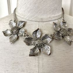 Silver Tone Flower Pendant Necklace 