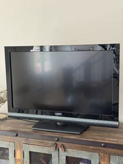Vizio 32” LCD HDTV With Remote