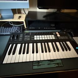 LAUNCHKEY 37 ( LIKE NEW) open to negotiations