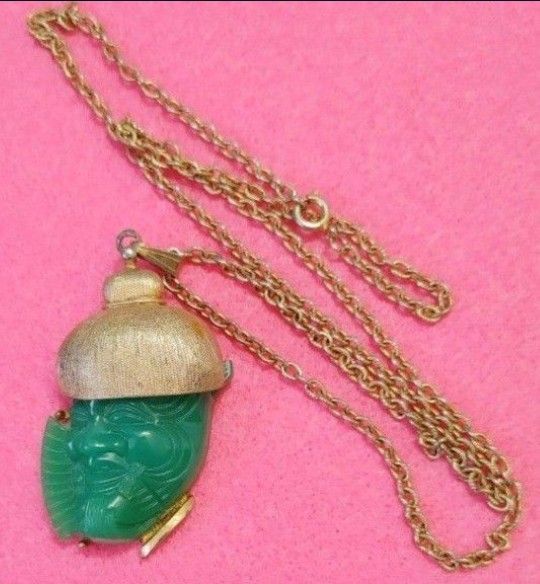 Vintage Ladie's Goldtone Necklace W/JADE PENDANT!!! EXCELLENT CONDITION! Please Read Description.