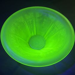 Large 1930s Hocking "Princess" Uranium Glass Bowl