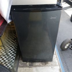 DORM SIZE REFRIGERATOR 